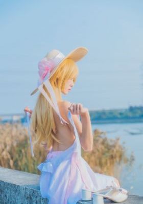 欧美深v开叉晚礼服_DVDBD在线观看